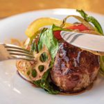 洋食屋に誘ったくせにハンバーグを箸で食べる奴が嫌い