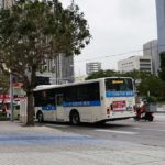 最近、沖縄を走っている東京バスとかの外来種のバスについて
