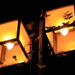 虫が光に群がるのは好きでやってるわけではなく、人類による光害の被害者だった
