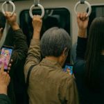 満員電車でスマホゲームに没頭する人々は社会の孤独が生み出した“現代病の風景”なのか